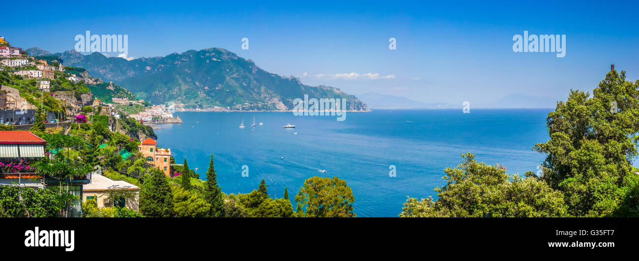 Malerischen Postkarten-Blick auf berühmte Amalfi-Küste mit schönen Golf von Salerno, Kampanien, Italien Stockfoto