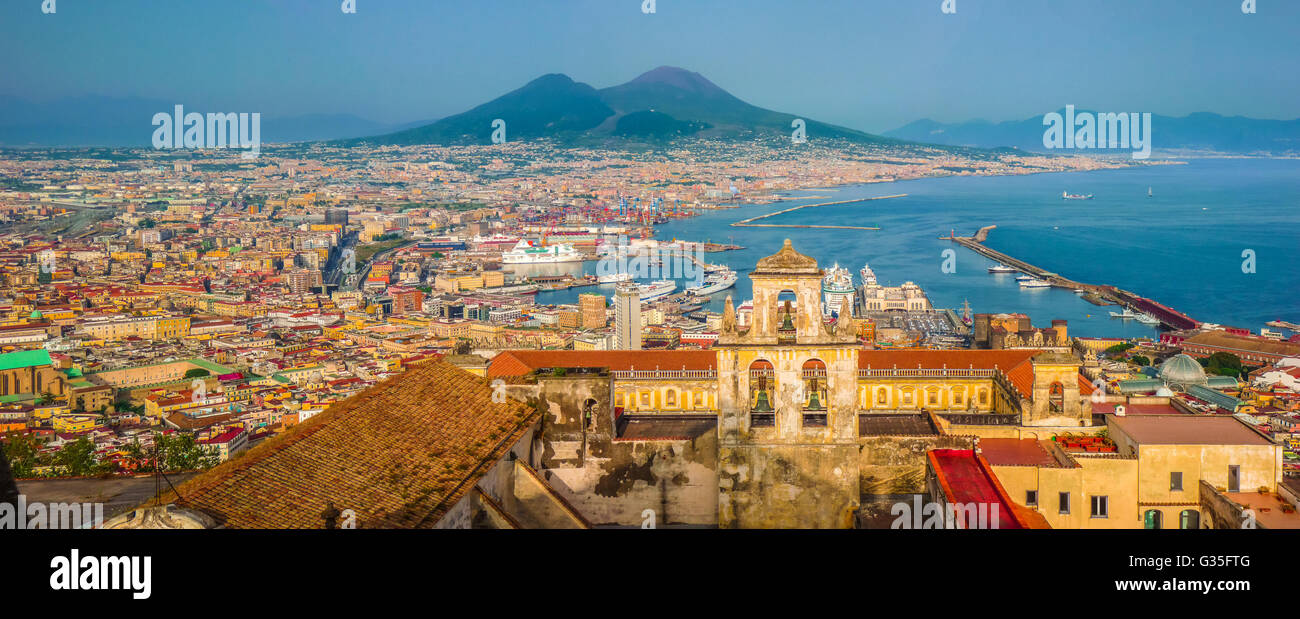 Malerischen Postkarten-Blick auf die Stadt von Napoli (Neapel) mit berühmten Vesuv im Hintergrund im goldenen Abendlicht Stockfoto