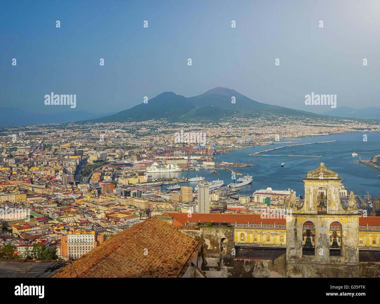 Malerischen Postkarten-Blick auf die Stadt von Napoli (Neapel) mit berühmten Vesuv im Hintergrund im goldenen Abendlicht Stockfoto