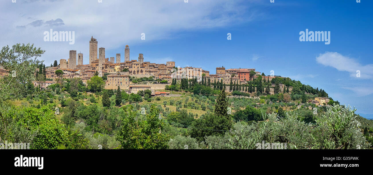 Panoramablick von der mittelalterlichen Stadt San Gimignano auf einem Hügel, Toskana, Italien Stockfoto