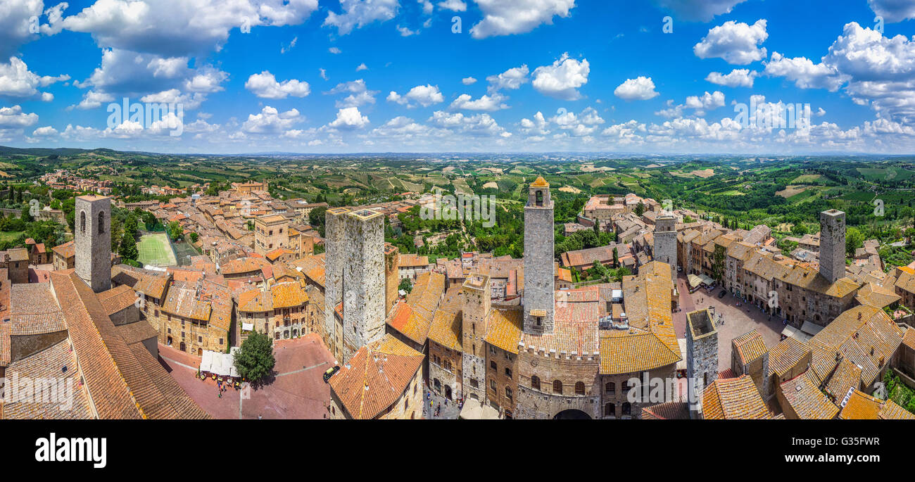 Weitwinkel Luftbild von der historischen Stadt San Gimignano Toskana an einem sonnigen Tag, Toskana, Italien Stockfoto