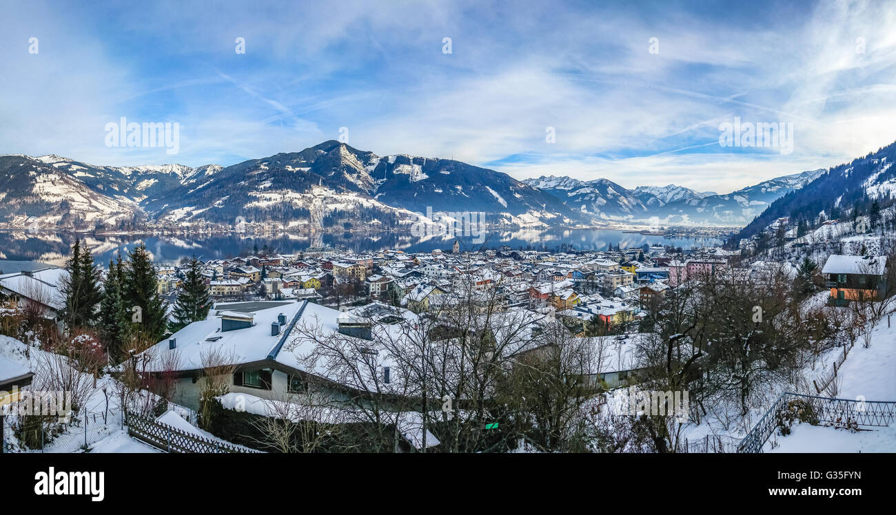 Winterlandschaft in den Alpen mit herrlichen Berglandschaft und berühmten Zeller See in Zell am See, Salzburger Land, Österreich Stockfoto