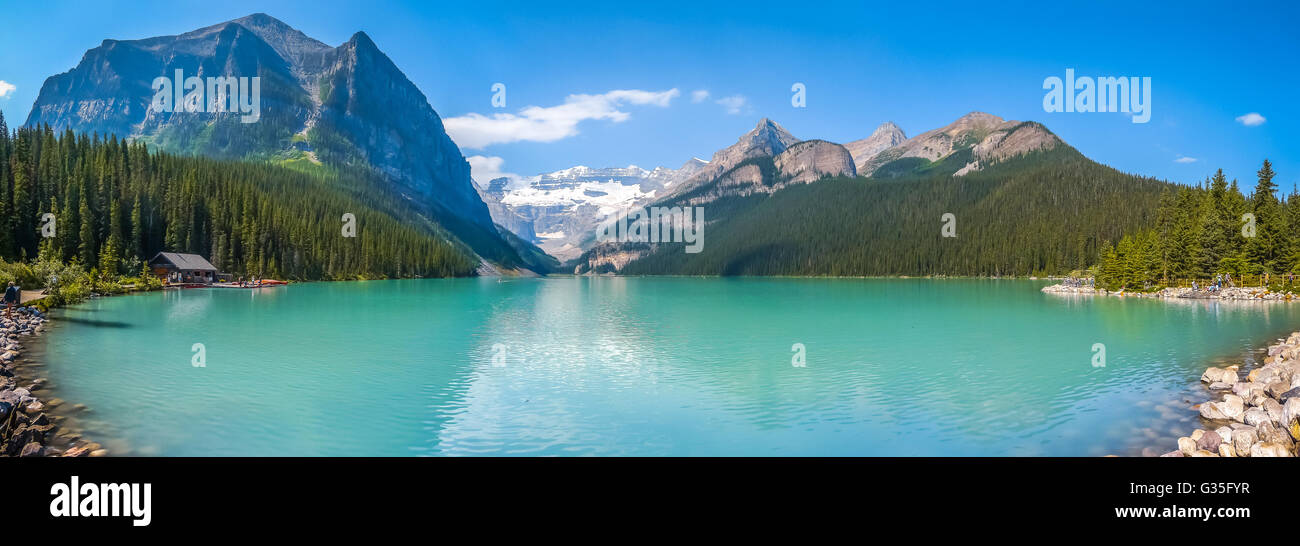 Schöner Panoramablick auf Bergsee Lake Louise im Banff National Park an einem sonnigen Sommertag, Alberta, Kanada Stockfoto