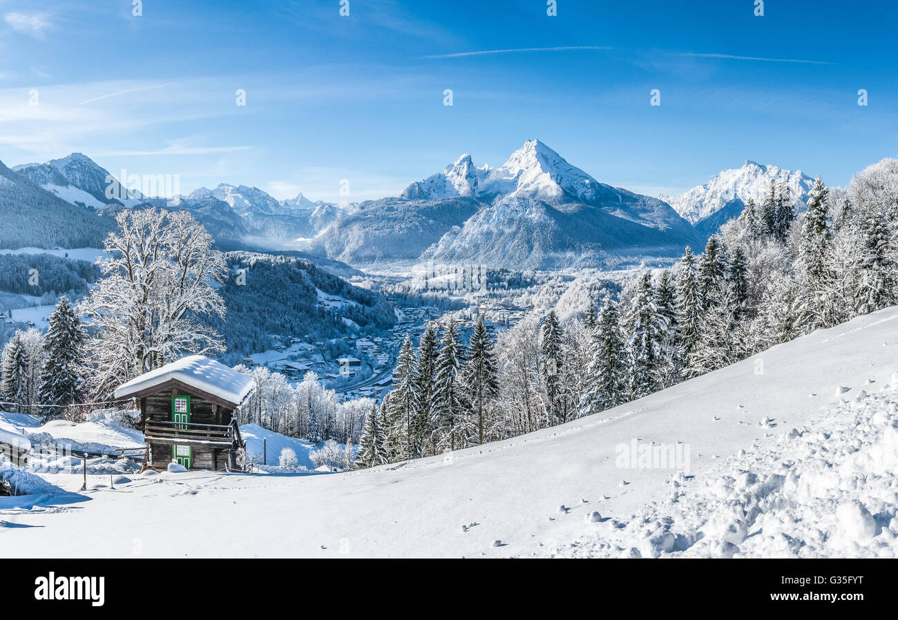 Schöne Berglandschaft in den Bayerischen Alpen mit Dorf von Berchtesgaden und Watzmann-massiv im Hintergrund bei Sonnenaufgang Stockfoto