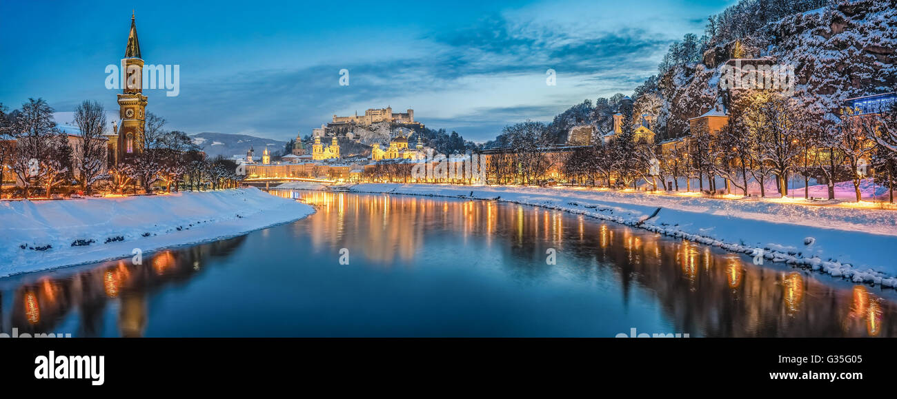 Schöne Aussicht auf die Altstadt von Salzburg mit Salzach Fluss im Winter während der blauen Stunde, Salzburger Land, Österreich Stockfoto