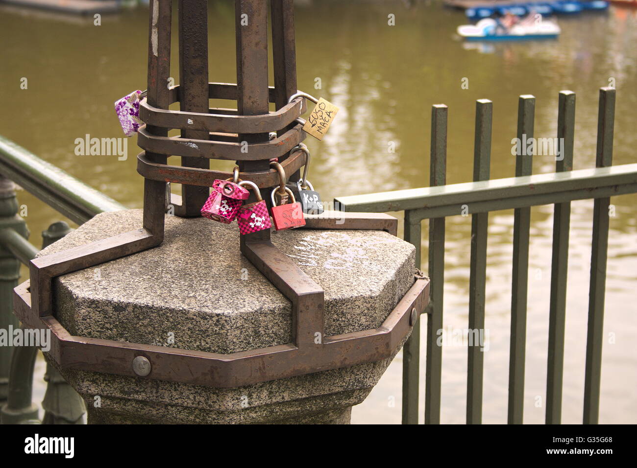 Liebe Symbol gesperrt Vorhängeschloss den Fluss hinauf. Romantisches Symbol. Vorhängeschlösser Brautpaar kleben oder hängen an den Zaun, Brücken oder anderen öffentlichen Stockfoto