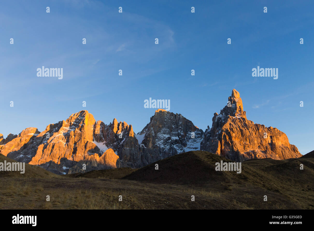 Italienischen Dolomiten. Berglandschaft von "San Martino di Castrozza" während "Enrosadira" Phänomen. Geologische Formationen Stockfoto