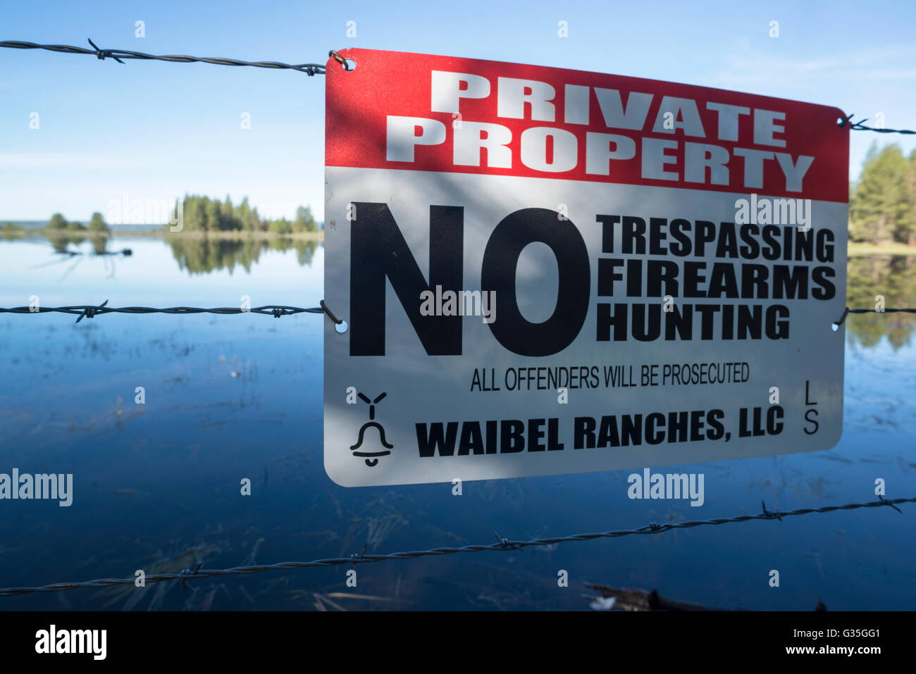 Kein Hausfriedensbruch Schild am Zaun am Peterson Creek Reservoir in Oregon Ochoco Bergen. Stockfoto