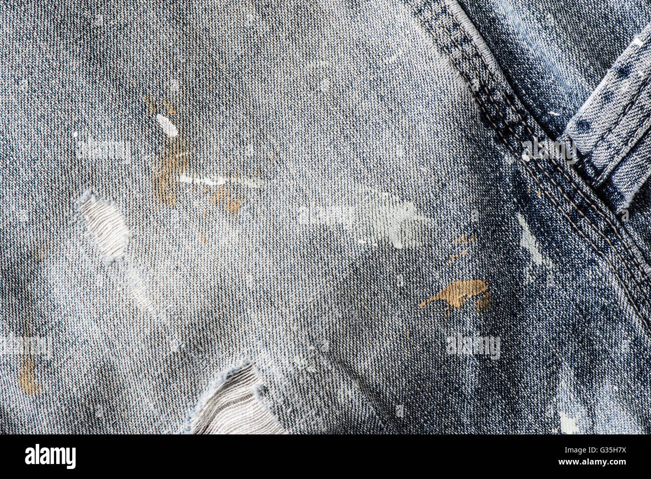 Detail der alten Blue Jeans mit Farbe Flecken. Stockfoto