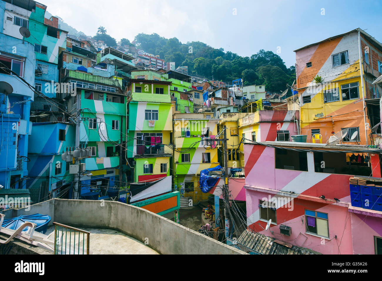 RIO DE JANEIRO - 31. März 2016: Bunte Gebäude markieren den Eingang in die Gemeinschaft Santa Marta (Favela). Stockfoto