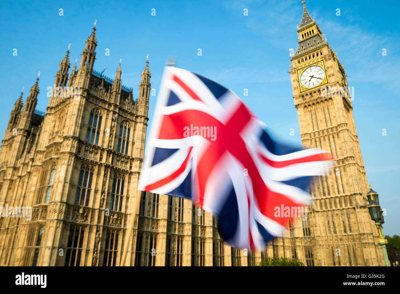 Großen britischen Union Jack-Flagge in Bewegung Unschärfe vor Big Ben und die Houses of Parliament, Westminster Palace, London Stockfoto