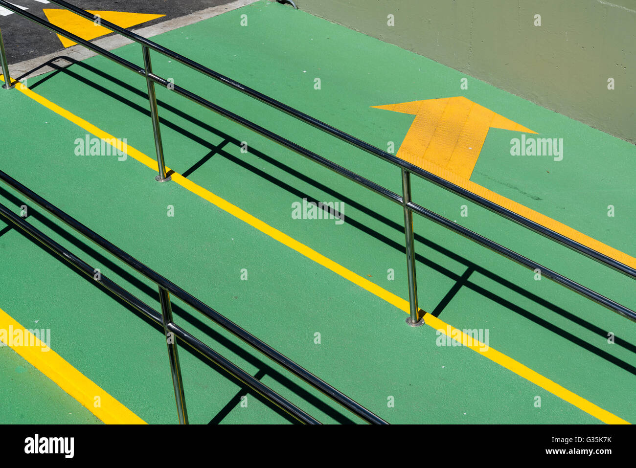 Gelbe Straße Pfeil Stockfoto