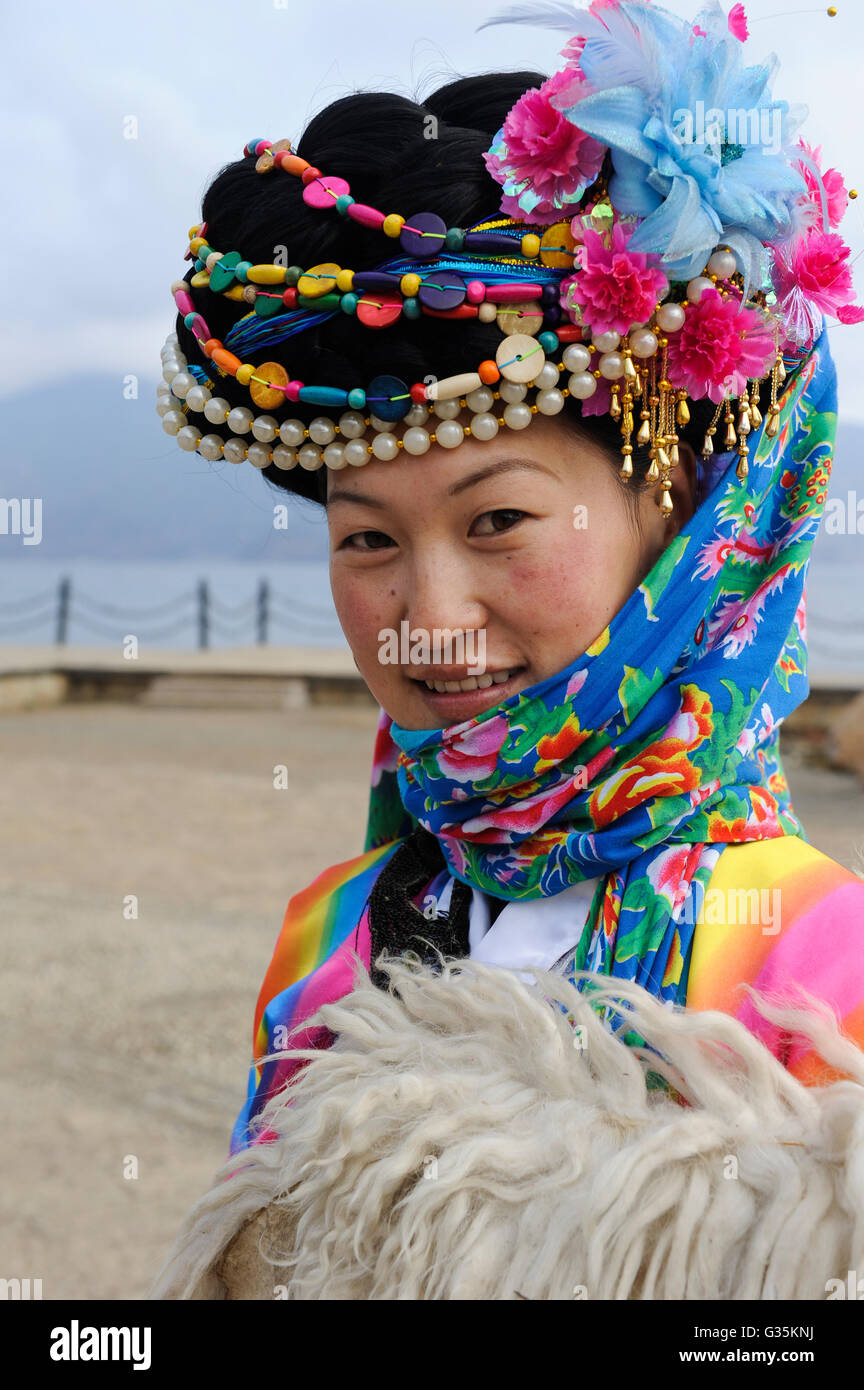 CHINA Yunnan Lugu See, ethnische Minderheit Mosuo, die buddhist sind und Frauen haben eine Matriarchin, Mosuo Frau in traditionellen Kleidern, matriarchale Gesellschaft Stockfoto