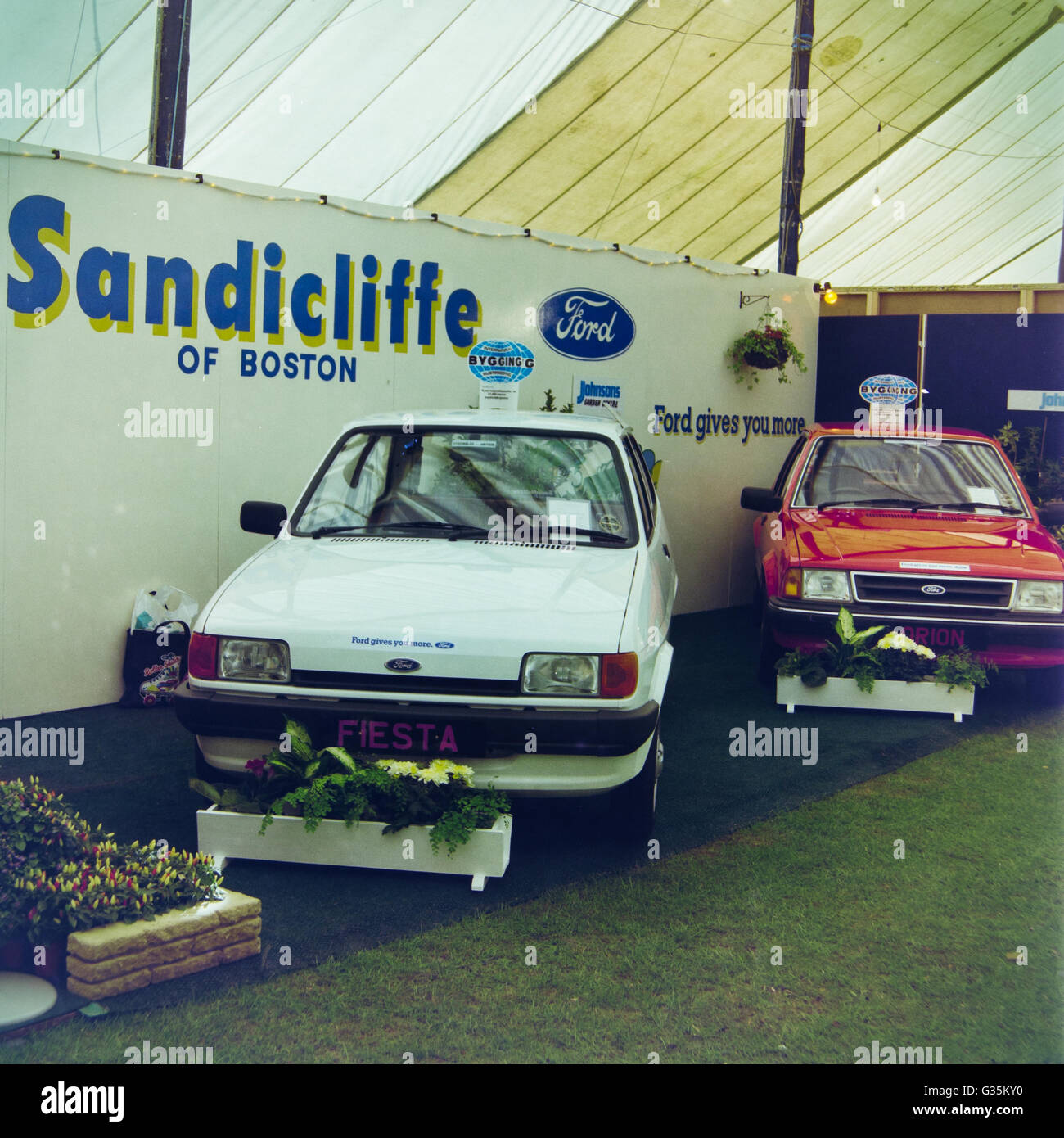 Archiv-Bild von einem weißen Ford Fiesta Fließheck und rot Ford Orion Limousinen an Boston handelt Fair, Boston, Lincolnshire, England, 1983 Stockfoto