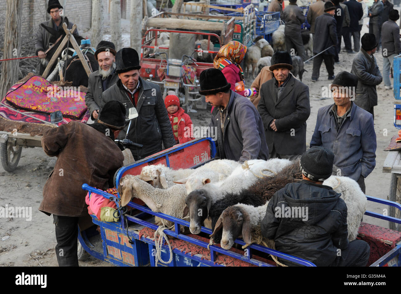 CHINA, Provinz Xinjiang, Markttag in der uigurischen Dorf Jin Erek in der Nähe der Stadt Kashgar, wo der Uiguren leben Leute, Leute verkaufen, Lamm- und Ziegenfleisch Stockfoto