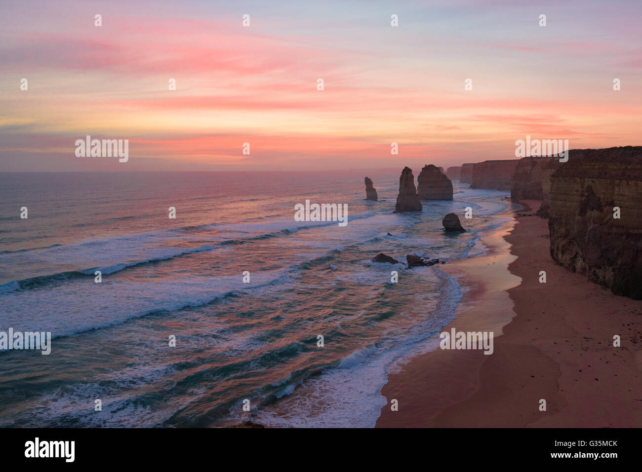 Die 12 Apostel an der Great Ocean Road in Australien bei Sonnenuntergang Stockfoto