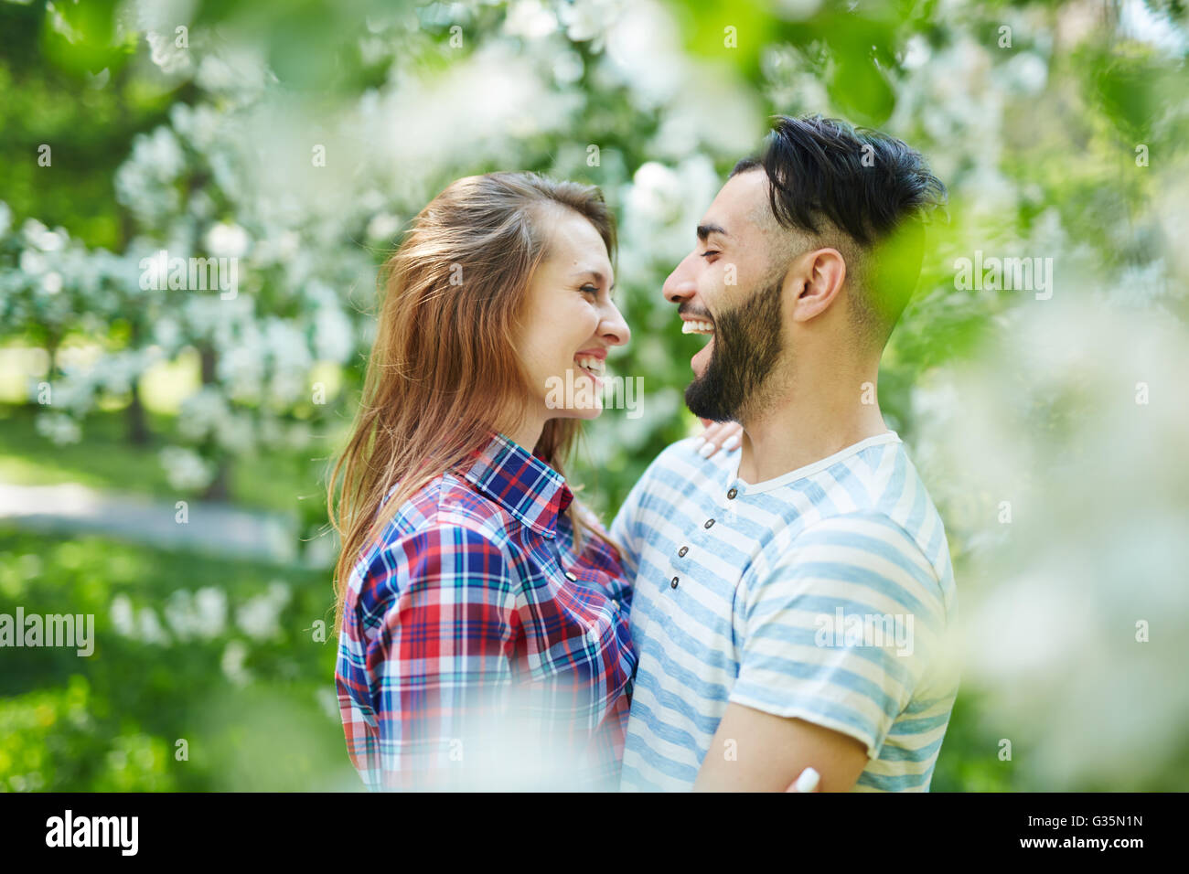 Paar im blühenden Garten Stockfoto