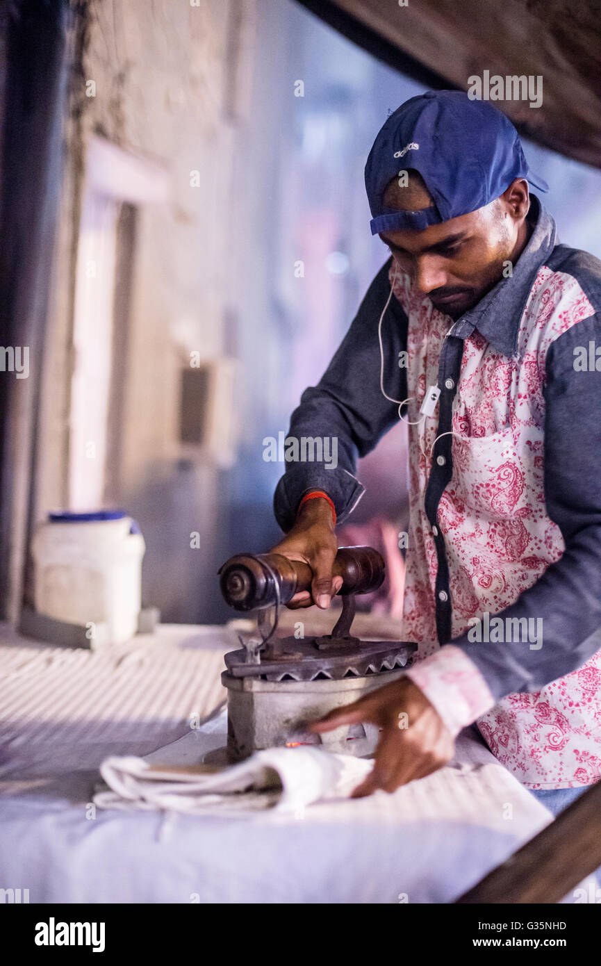 Ein indischer Mann nutzt eine Kohle-Eisen in Delhi, Indien.  Bildnachweis: Euan Cherry Stockfoto