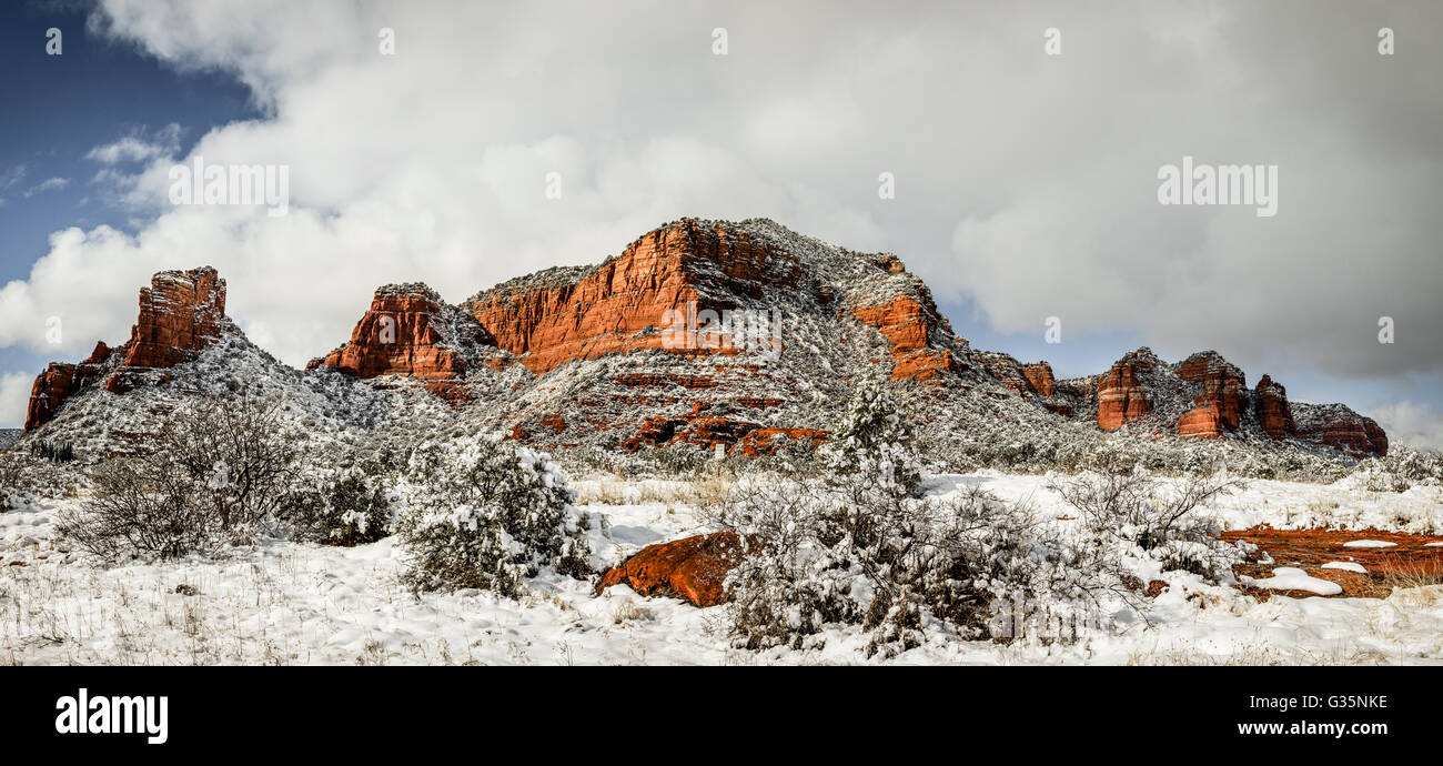 Panoramablick von Red Rocks Formationen in Sedona, Arizona nach Schneesturm Stockfoto