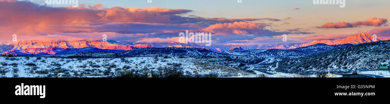 Panoramablick von Red Rocks Formationen in Sedona, Arizona im Winter bei Sonnenuntergang Stockfoto