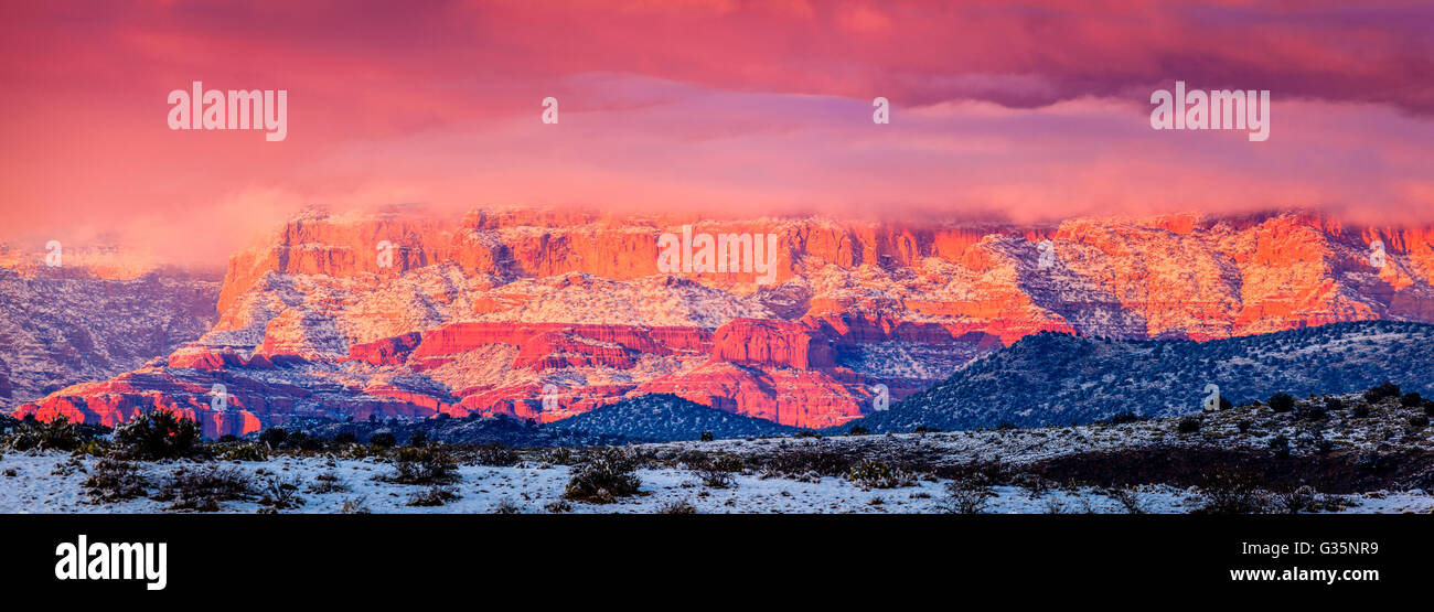 Panoramablick von Red Rocks Formationen in Sedona, Arizona im Winter bei Sonnenuntergang Stockfoto