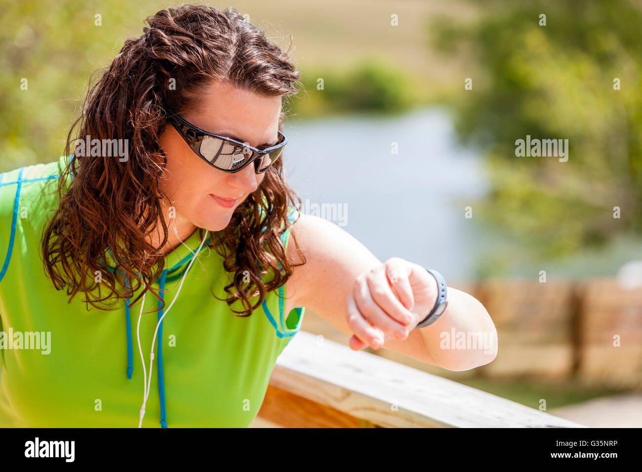 Junge Frau betrachten ihr Aktivitäts-Anzeige nach dem Training Stockfoto