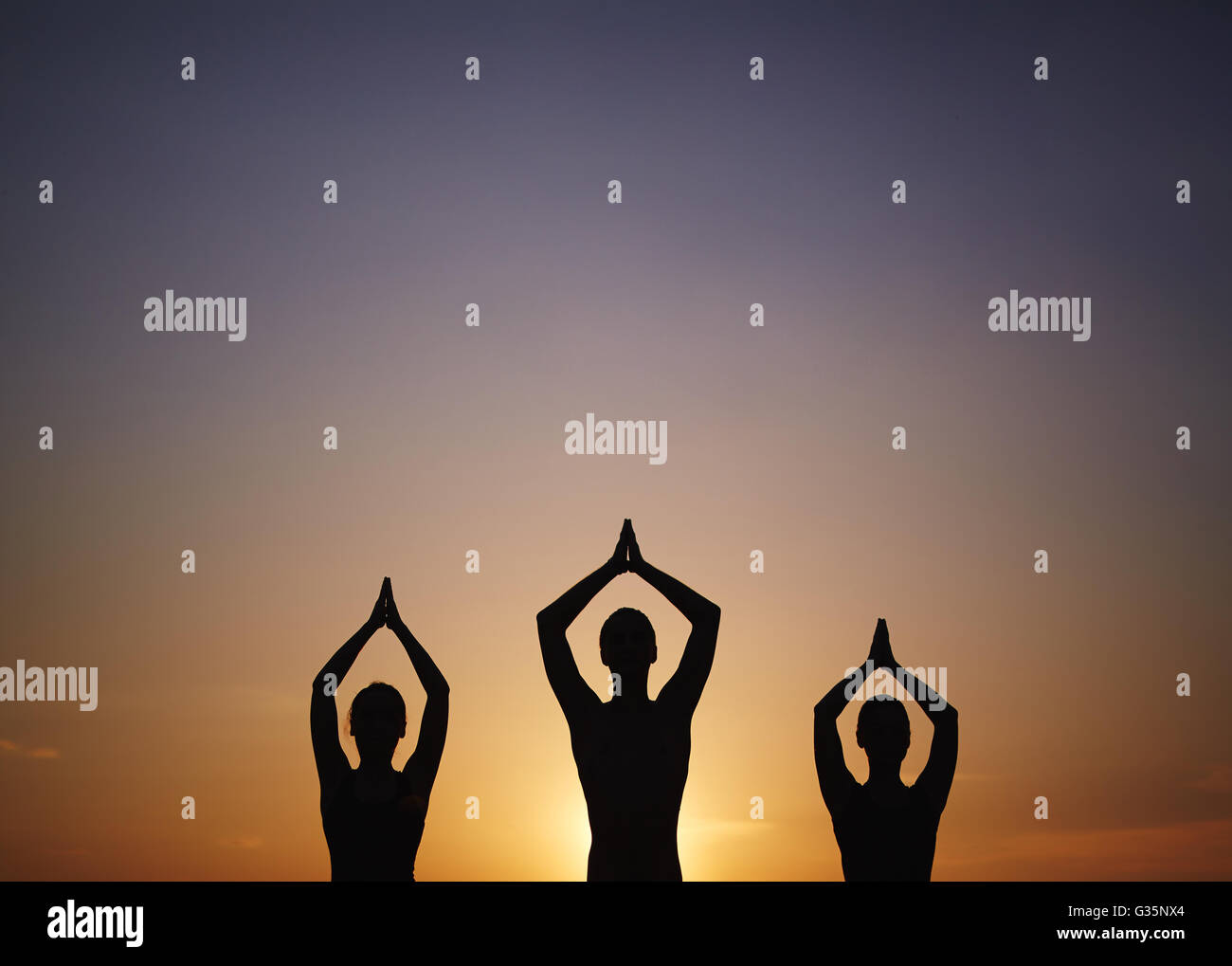 Yoga bei Sonnenuntergang Stockfoto