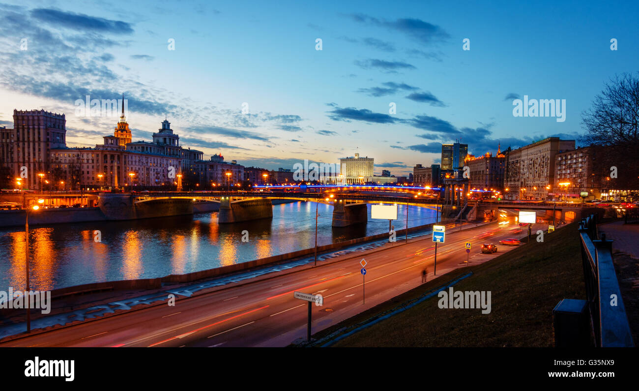 Blick auf das Haus von der Regierung der Russischen Föderation von der Moskwa in der Nacht Stockfoto