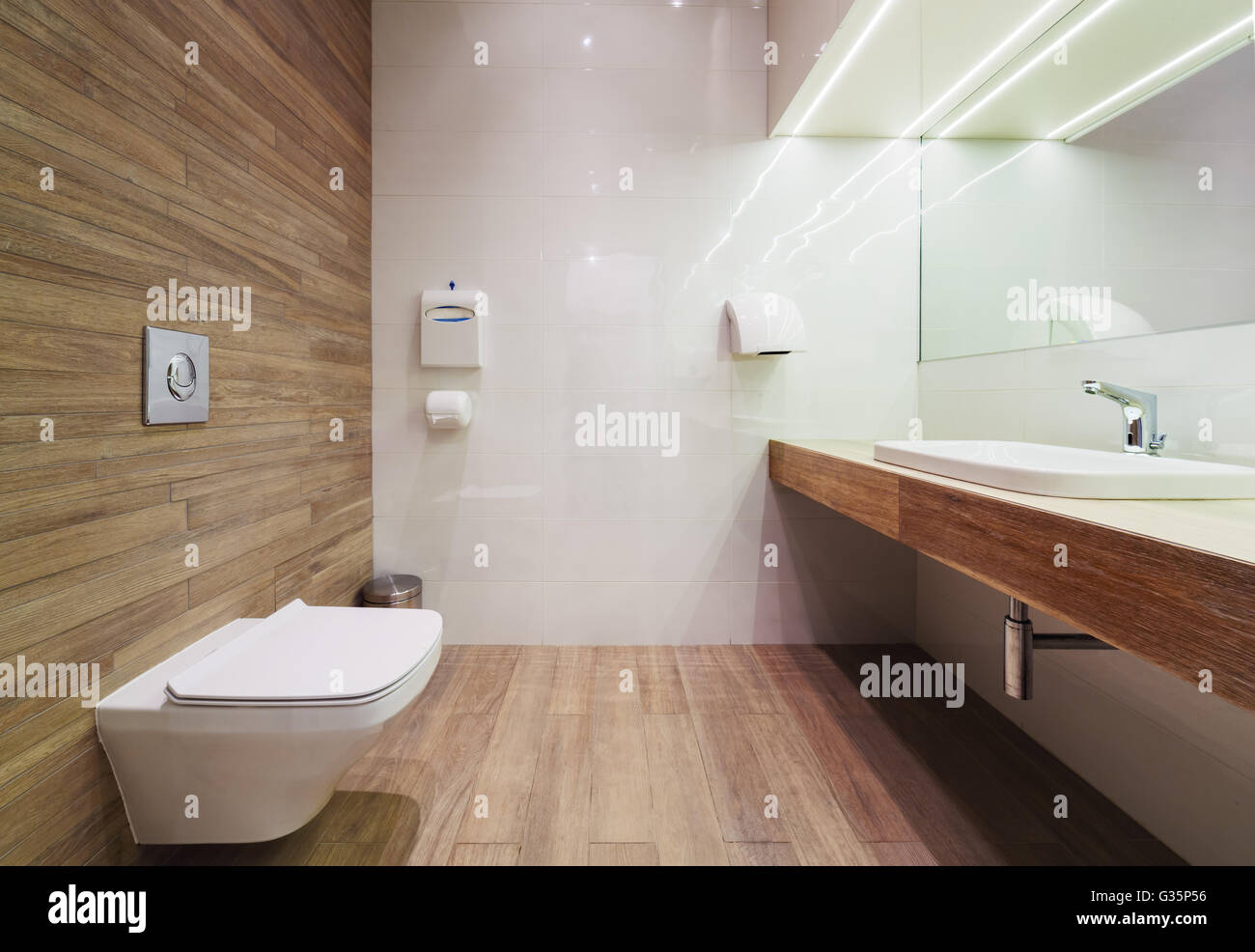 Moderne öffentliche leeren Toilette mit Waschtisch Spiegel. Stockfoto