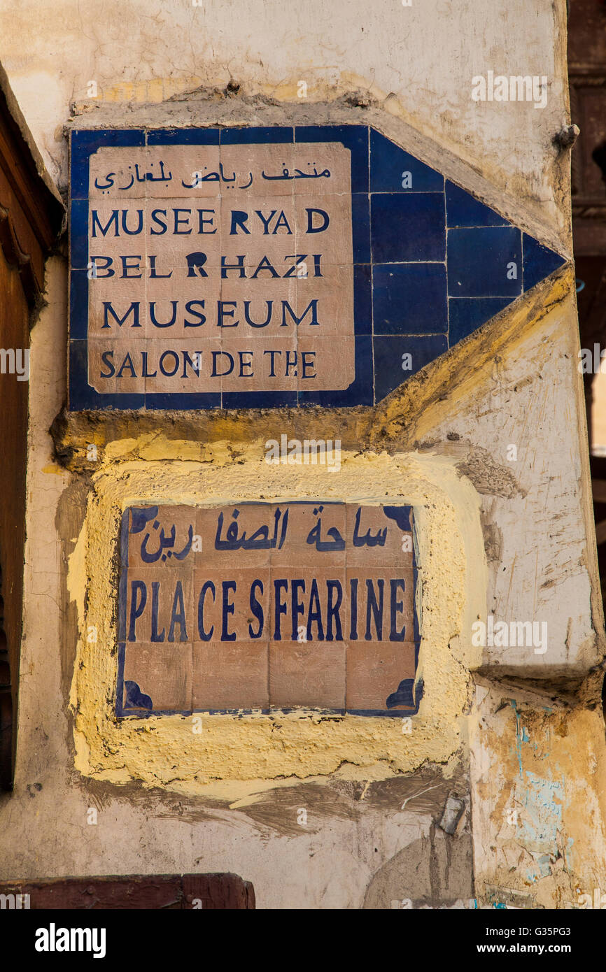 Straßenschilder in Fès (Fes Fas) Stadt, UNESCO Weltkulturerbe in Marokko, Afrika Stockfoto