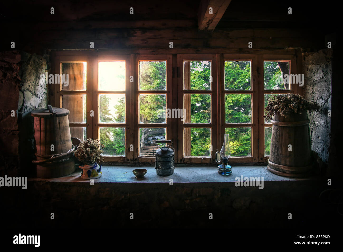 Antiquitäten in traditionellen schwarzen Meer Steinhaus Stockfoto