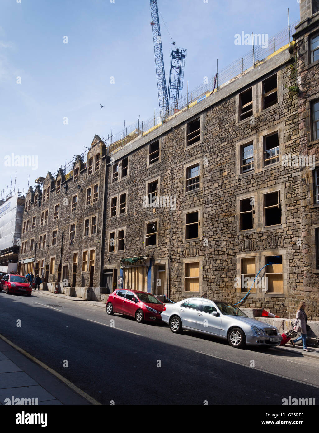 Entwicklung erfolgt hinter der ursprünglichen Fassade des diese Liegenschaften auf die Canongate in Edinburghs Altstadt. Stockfoto