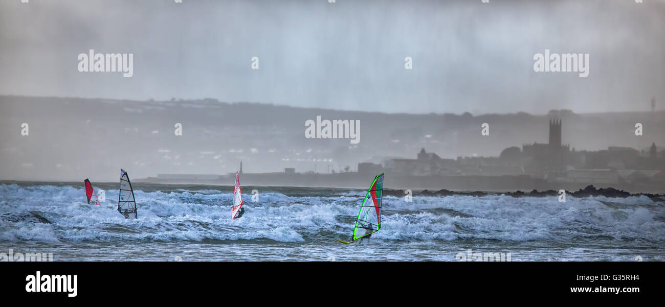 Windsurfen in den Einfassungen Bucht, Cornwall, UK Stockfoto