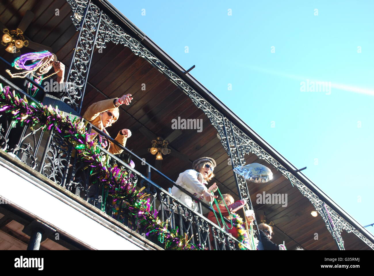 Fastnacht Jecken Om Bourbon St. New Orleans Louisiana USA Perlen vom Balkon zu werfen Stockfoto