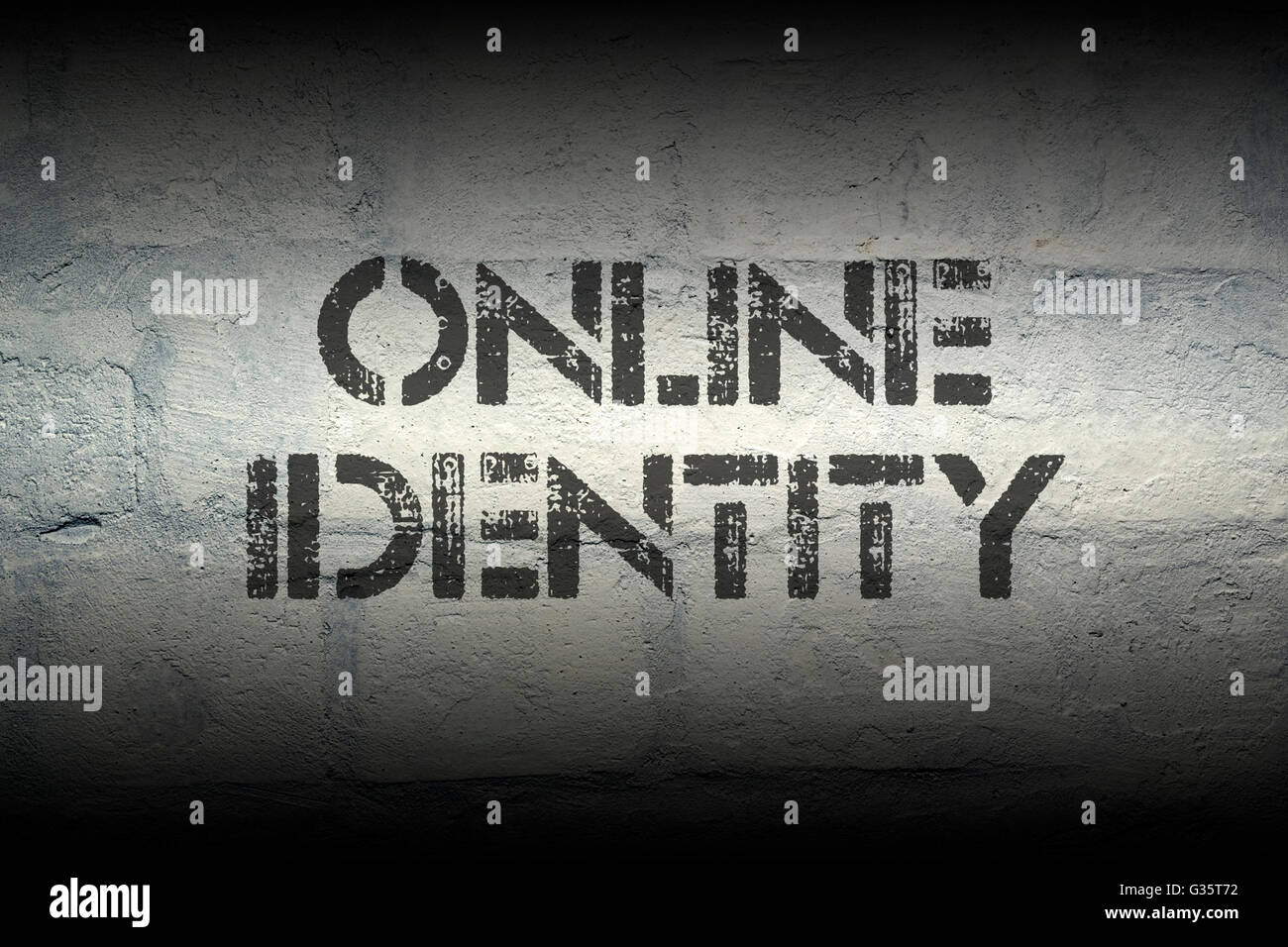 Online-Identität Schablone drucken auf der weißen Mauer grunge Stockfoto