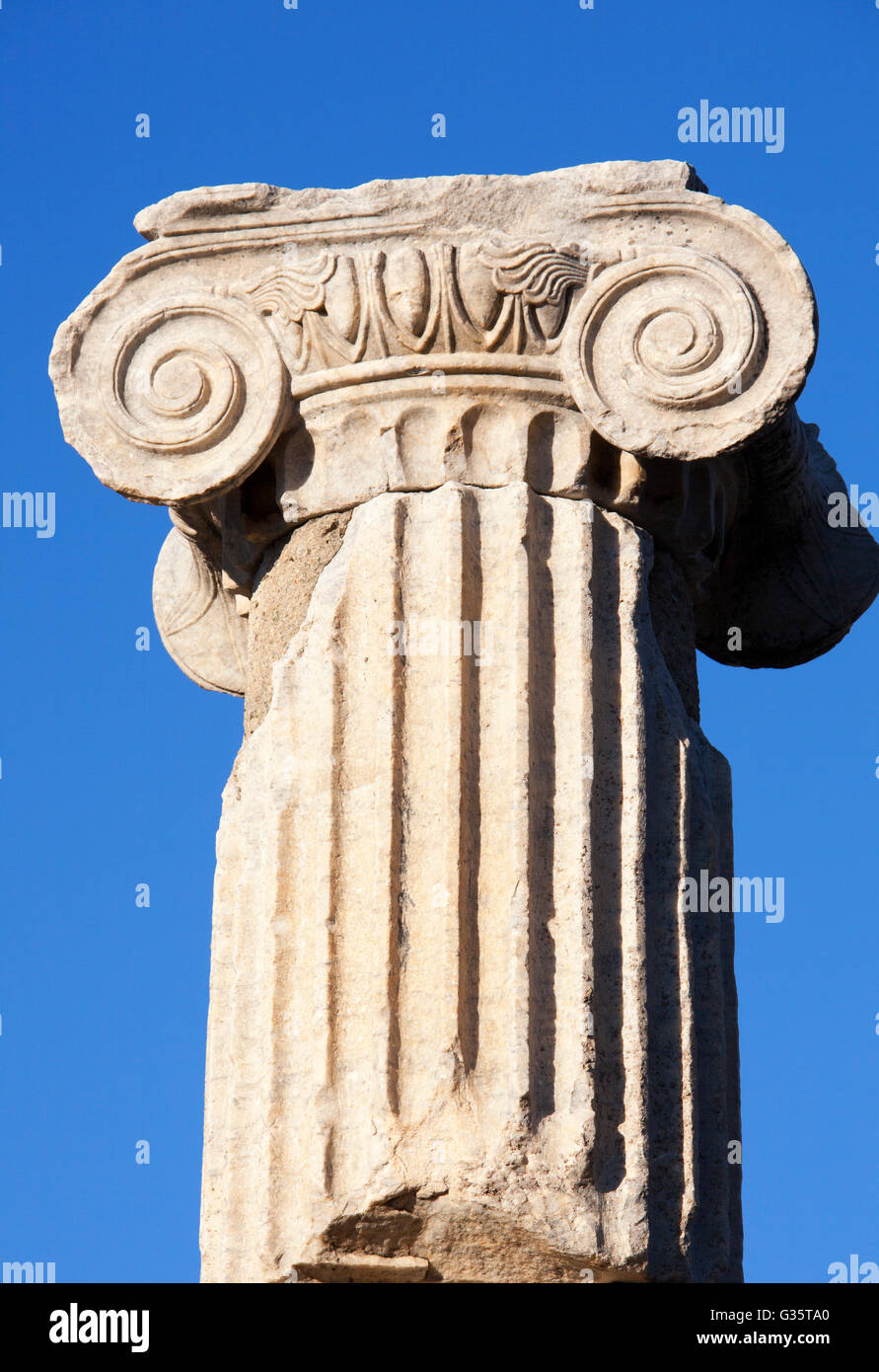 Nahaufnahme einer Spalte in der antiken Stadt Ephesos (Türkei). Stockfoto