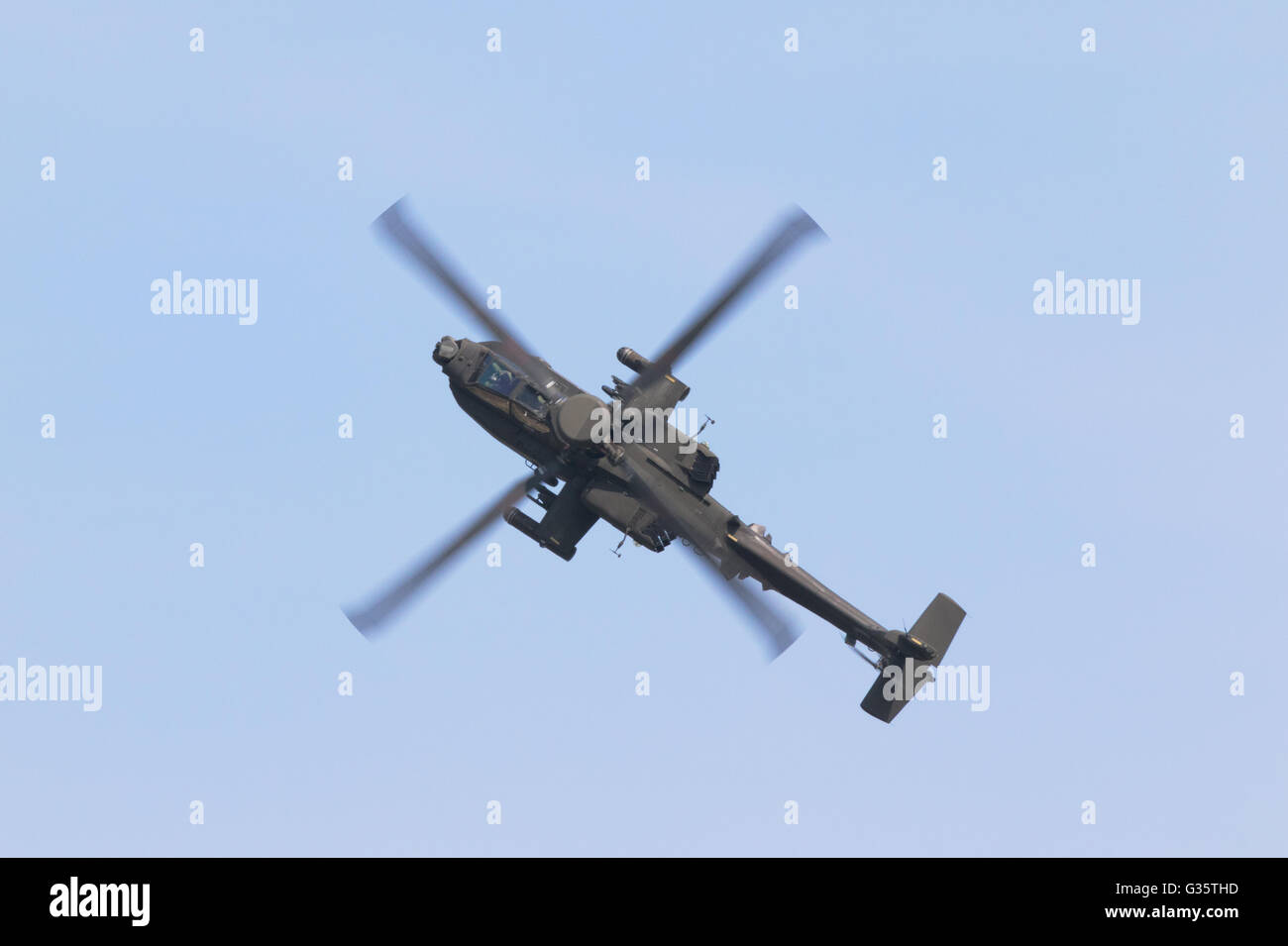 Ein Militärhubschrauber AgustaWestland Apache AH Mk 1 im Flug von oben gesehen, Flughafen Duxford, Großbritannien Stockfoto