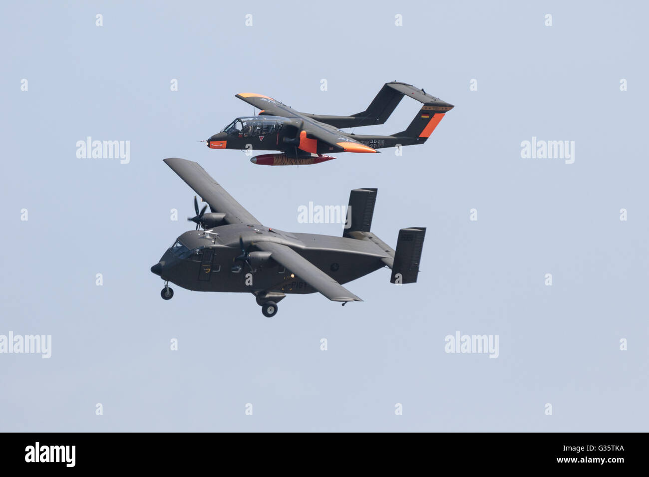 Ein kurzes SC-7 Skyvan und eine North American OV-10 Bronco Flugzeug fliegen auf amerikanischen Duxford Airshow Duxford UK Stockfoto