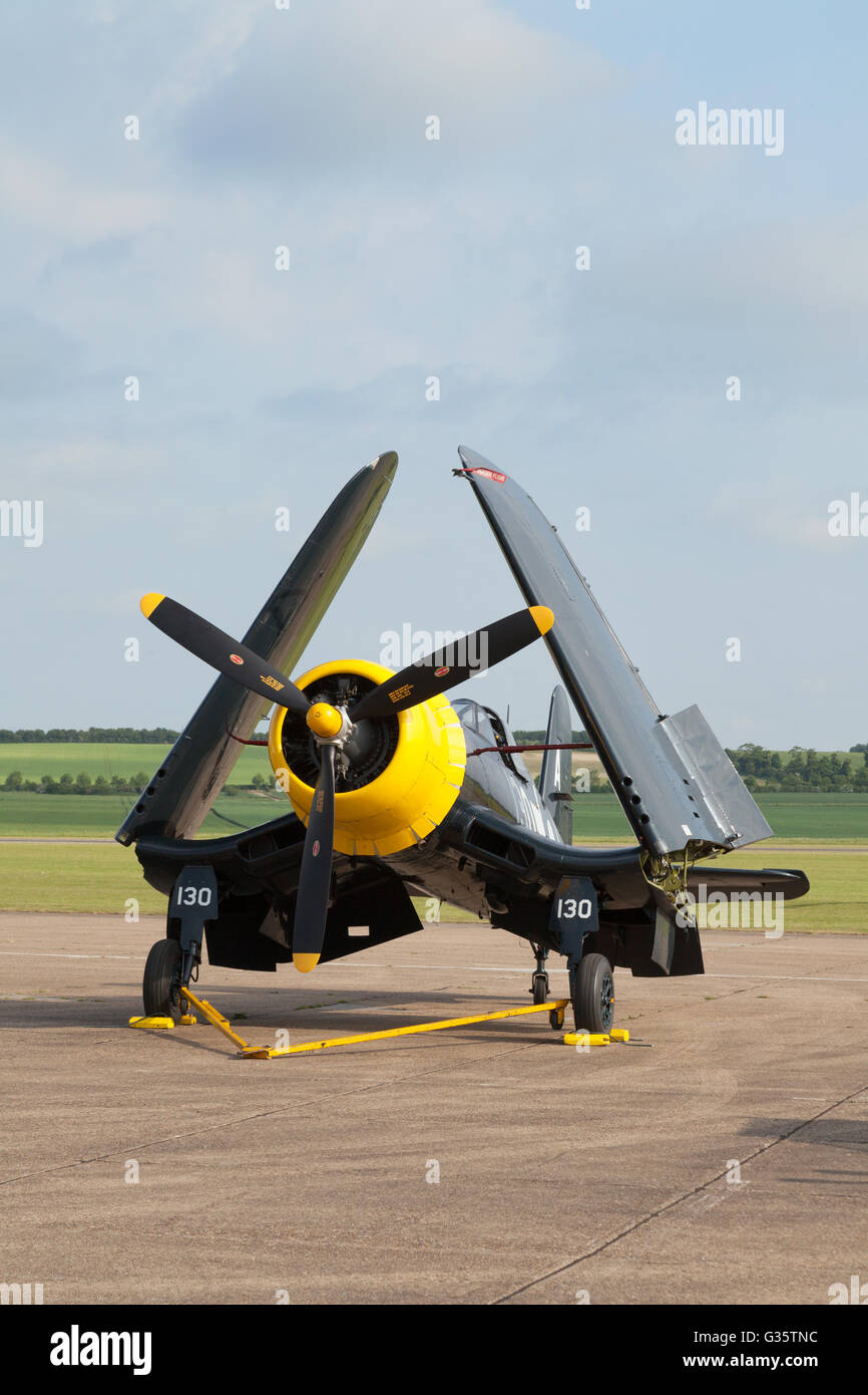 Ein Goodyear FG - 1D Corsair-Flugzeug mit Flügeln gefaltet, auf dem Boden in Duxford imperial War Museum, UK Stockfoto