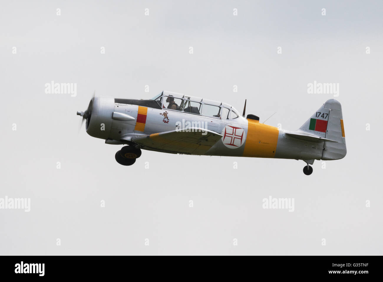 North American Harvard Flugzeug im Flug, Duxford Imperial War Museum Flughafen, Cambridge UK Stockfoto