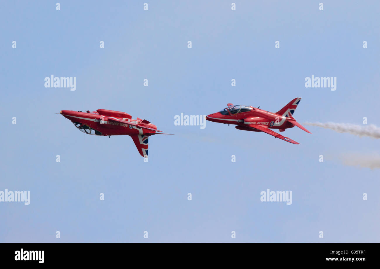 Zwei Mitglieder der Red Arrows RAF aerobatic team, einer kopfüber fliegen auf der amerikanischen Airshow Duxford UK Stockfoto