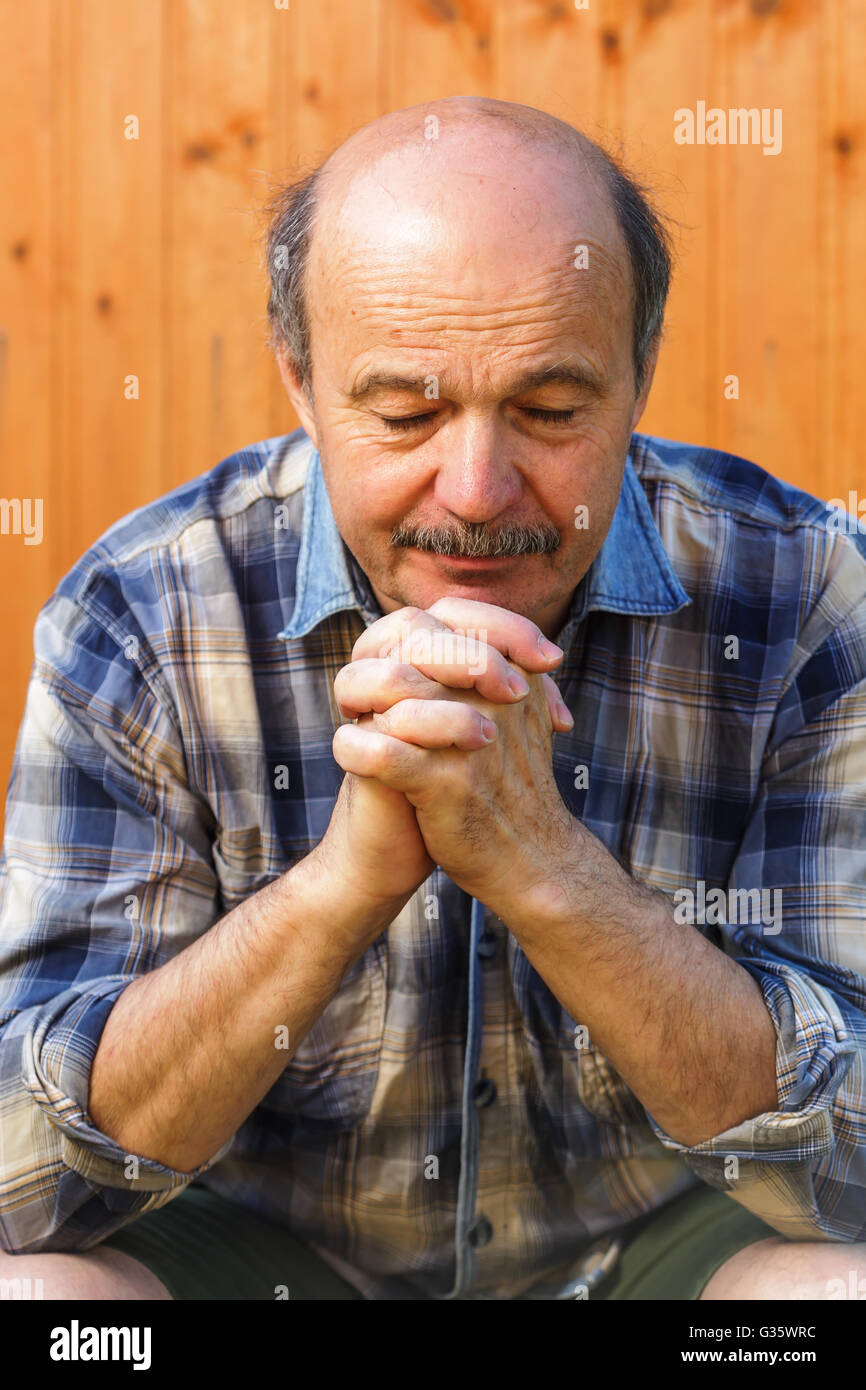 Älterer Mann träumt etwas. Gebet zu Gott Stockfoto
