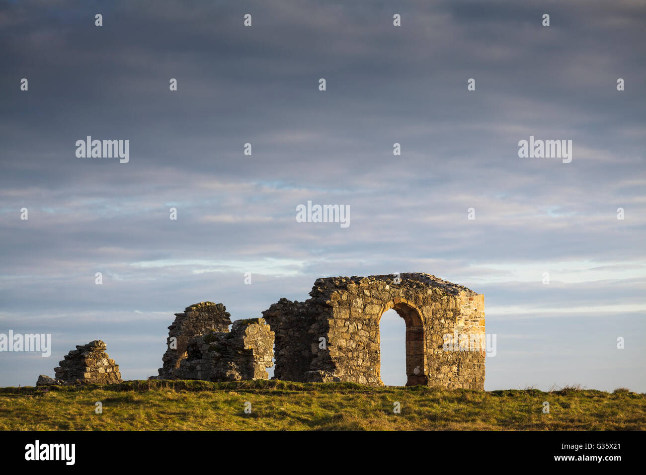 Llanddwyn Kapelle, Llanddwyn Insel Anglesey, Wales, Uk Stockfoto