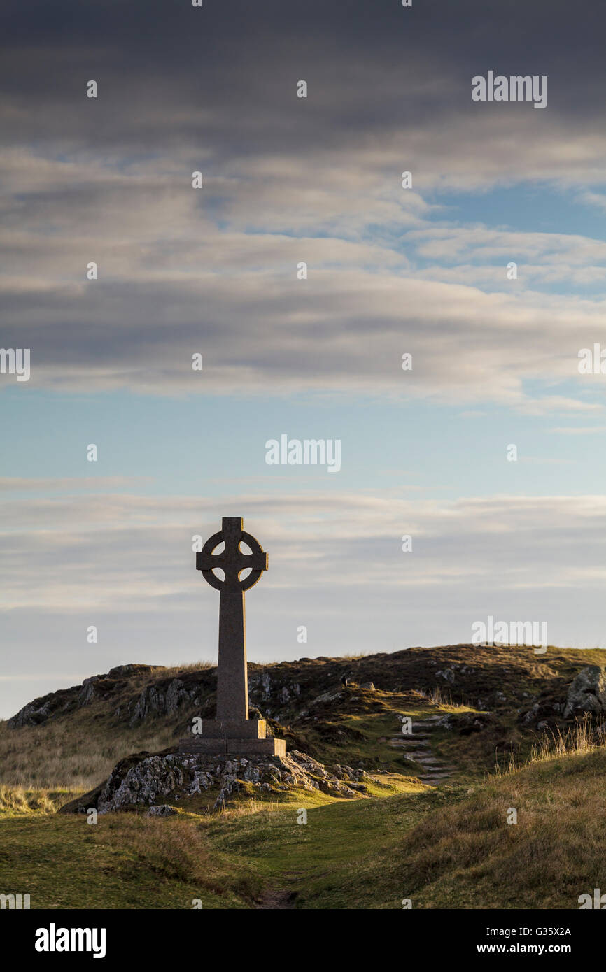 Keltenkreuz auf Llanddwyn Island, Anglesey, North Wales UK bei Sonnenaufgang Stockfoto
