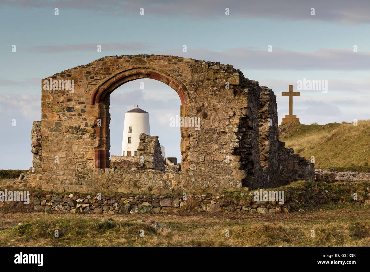 Tŵr Mawr Leuchtturm, St Dwynwen Kreuz und Kapelle Ruinen von Llanddwyn Island, Anglesey Stockfoto