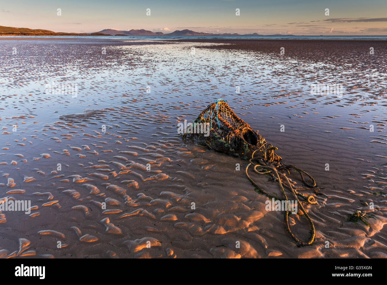 Alten Lobster Pot auf Aberffraw Strand bei Sonnenuntergang, Anglesey, Wales Uk Stockfoto