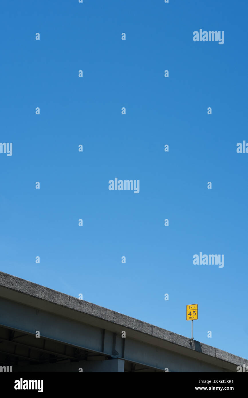 Gelb 45 km/h Autobahn Ausfahrt Schild mit blauem Himmel aus einem niedrigen Winkel in den USA gedreht Stockfoto