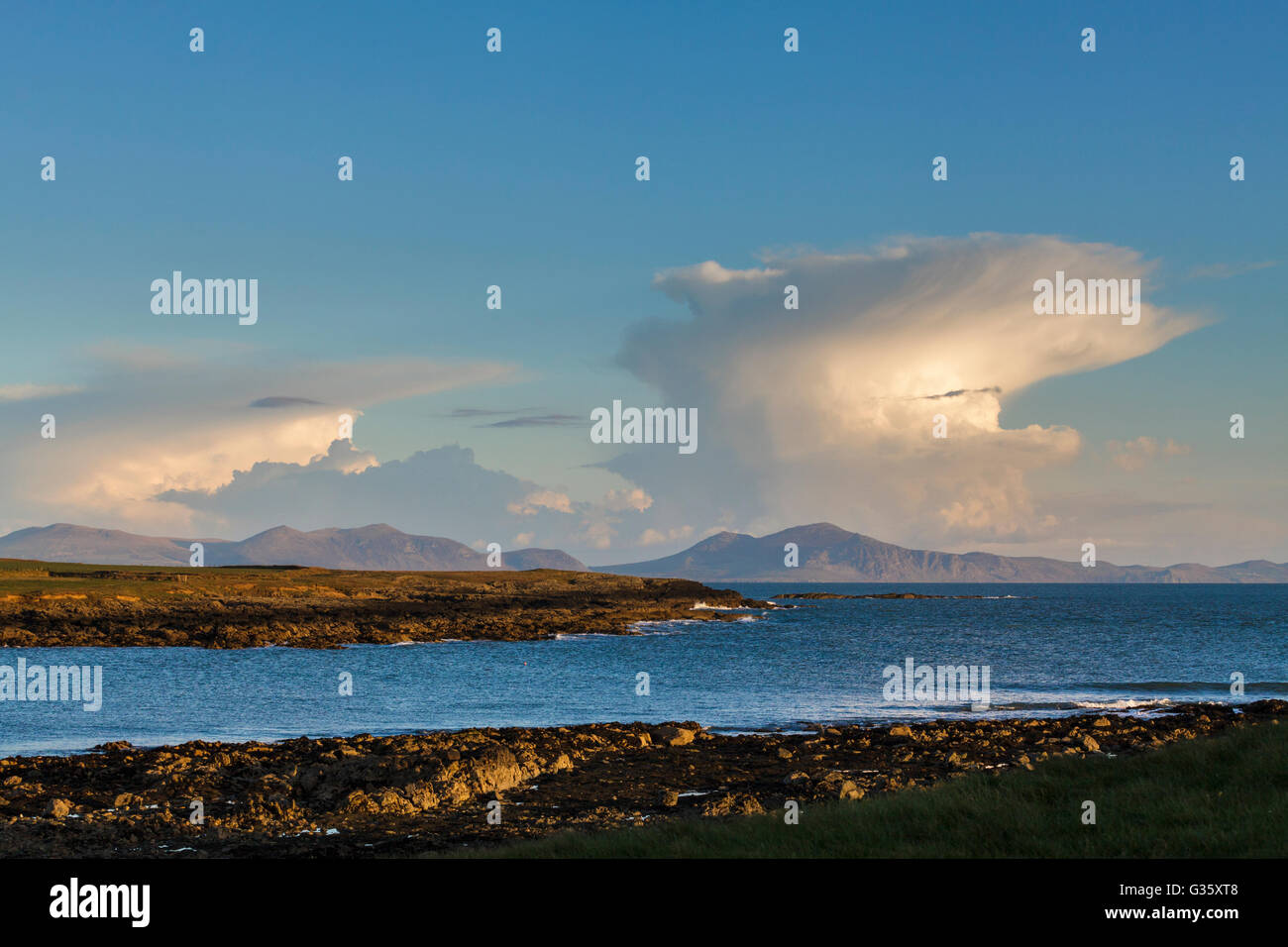 Snowdonian Berge und Wolkengebilde aus Anglesey Stockfoto