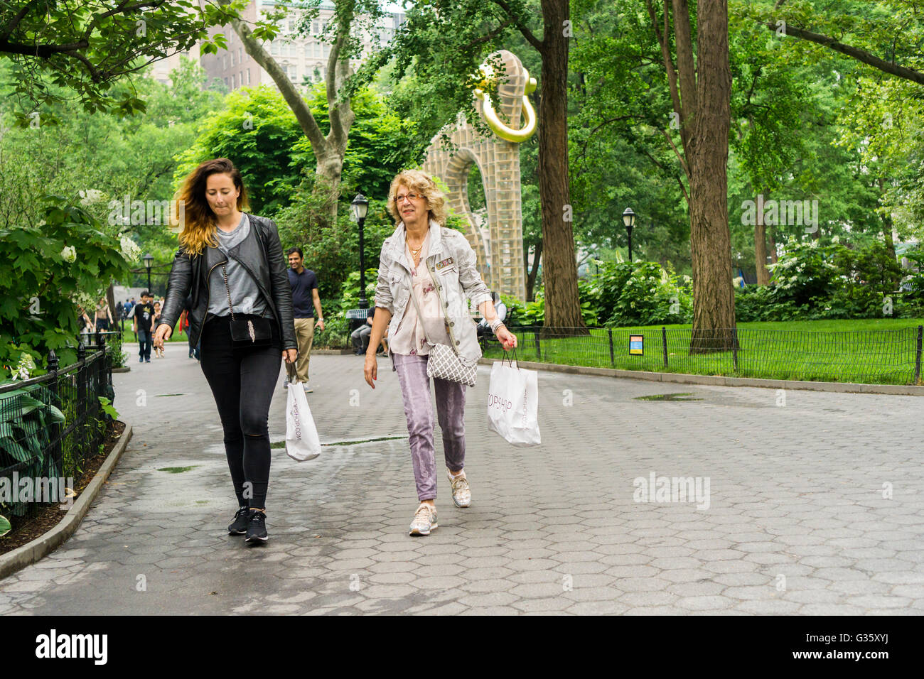 Shopper mit ihren Käufen durchlaufen Madison Square Park in New York auf Sonntag, 5. Juni 2016.  (© Richard B. Levine) Stockfoto