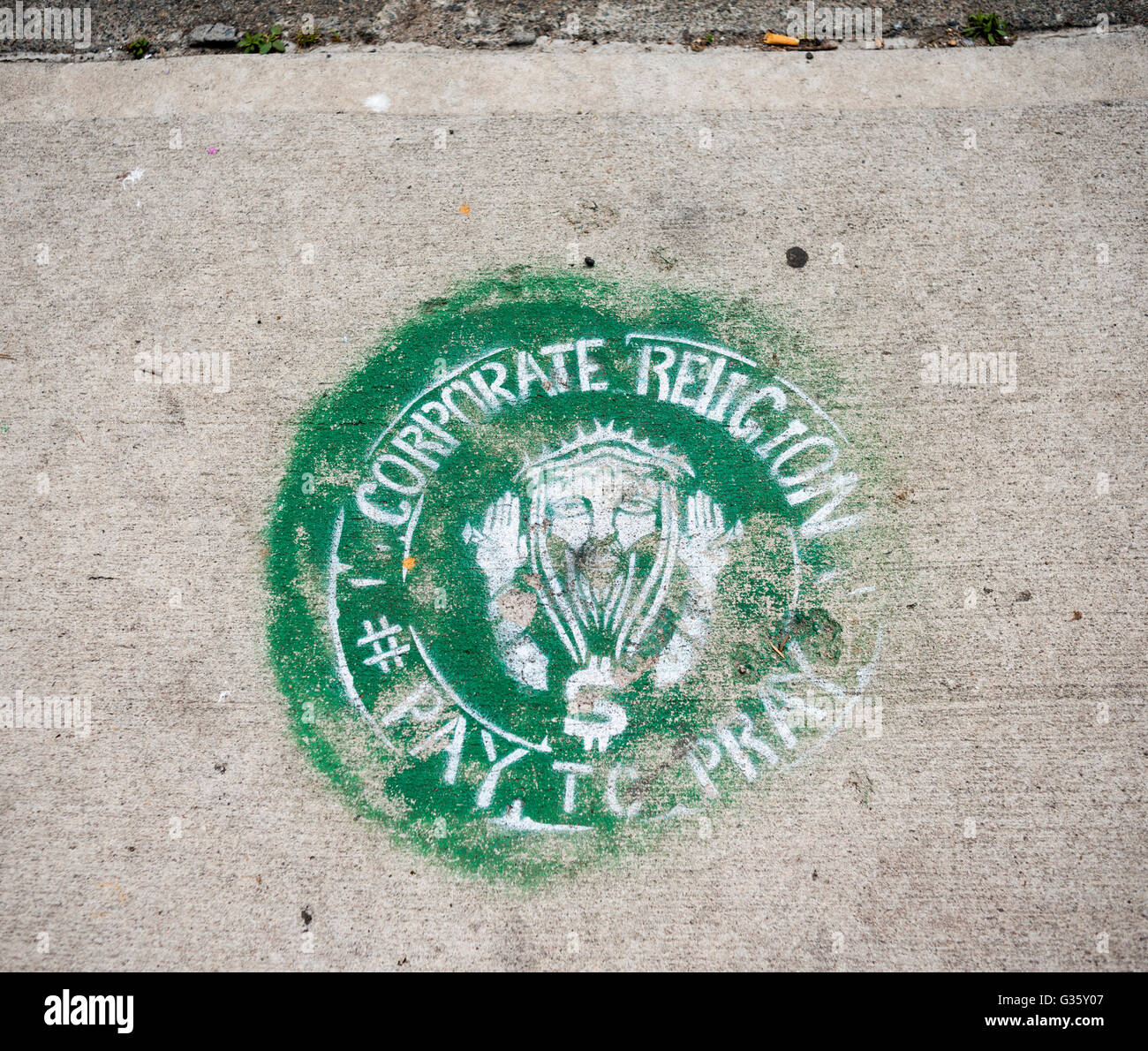 Street-Art Starbucks in Bushwick Nachbarschaft in Brooklyn in New York auf Samstag, 4. Juni 2016 persifliert. Die Nachbarschaft hat Gentrifizierung der Wechsel von einer rauen und Wäschetrockner Mischung von Hispanic und von Industrie, eine Oase für Hipster. (© Richard B. Levine) Stockfoto